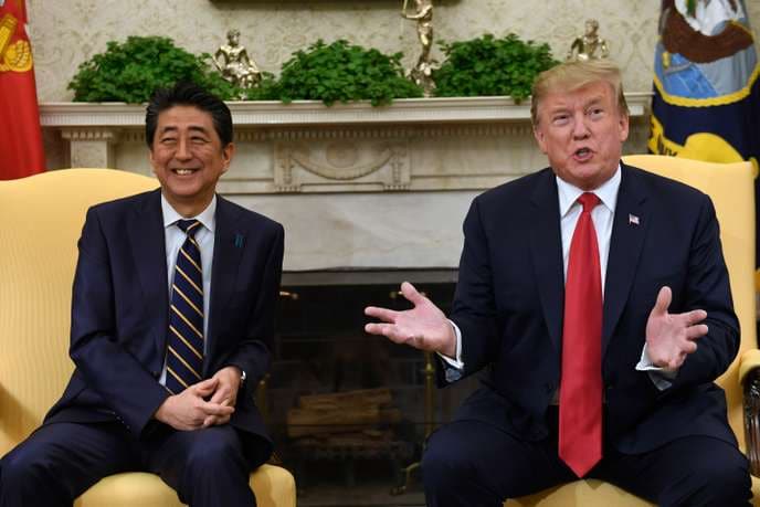 Le 26 avril, Donald Trump recevait le premier ministre japonais Shinzo Abe, à la Maison blanche. La rencontre faisait suite aux discussions portant sur le nucléaire entre le Nord-Coréen Kim Jong-un et le Russe Vladimir Poutine.