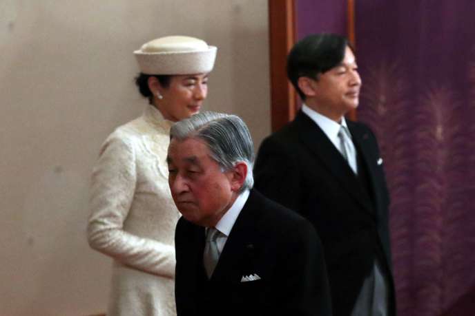 Au premier plan, l’empereur Akihito. Derrière lui, à gauche : la princesse Masako et à droite le prince Naruhito, le 30 avril 2019.