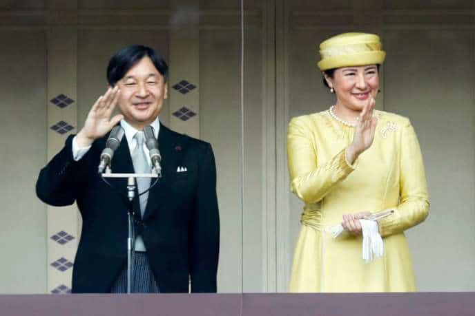 Le nouvel empereur du Japon, Naruhito, et son épouse, Masako, lors de son premier discours public, le 4 mai, au palais impérial de Tokyo.