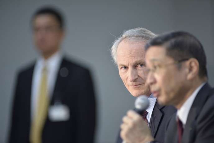 Jean-Dominique Senard (à gauche), président de Renault, et Hiroto Saikawa, le patron de Nissan, au siège social du constructeur japonais à Yokohama (Japon), le 12 mars.