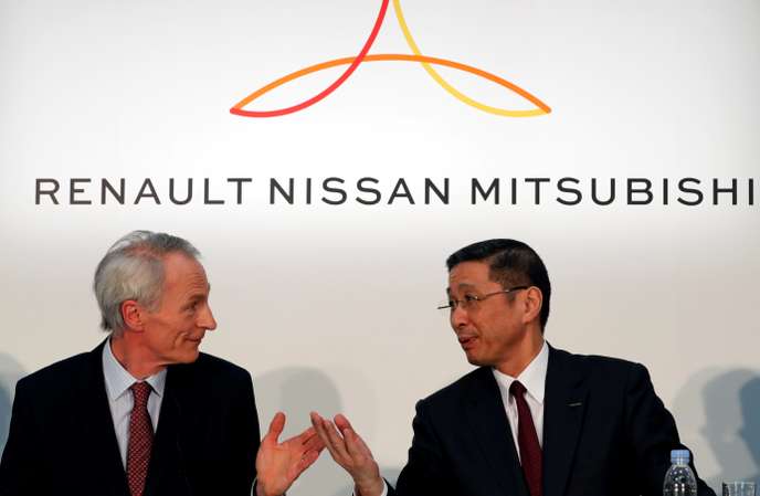 Jean-Dominique Senard, le président de Renault ,et Hiroto Saikawa, le patron de Nissan, lors d’une conférence de presse à Yokohama, au Japan, le 12 mars 2019.