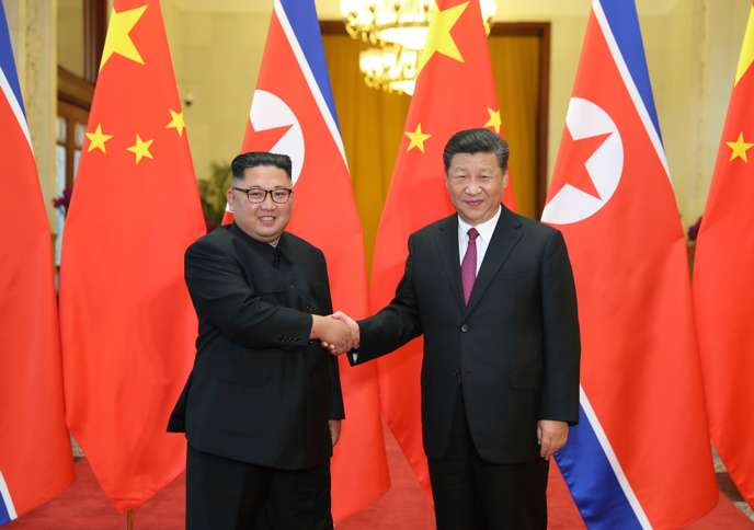 Le dirigeant nord-coréen Kim Jong-un (à gauche) et le président chinois Xi Jinping lors d’une rencontre le 19 juin 2018 à pékin.