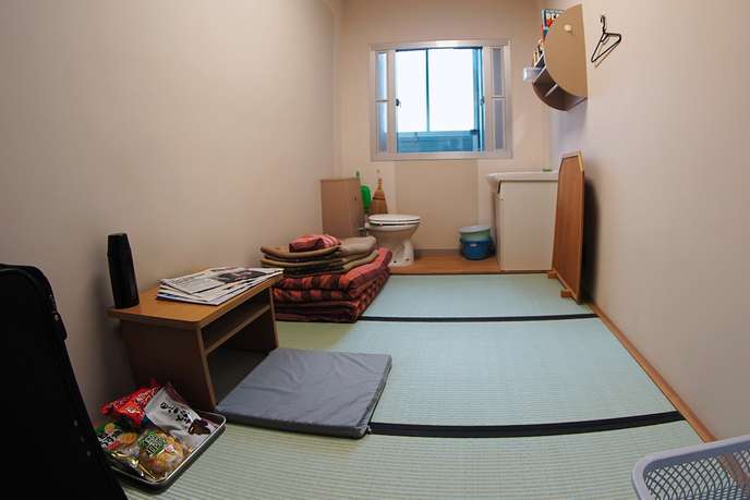 L’une des 1 600 cellules individuelles de la prison de Kosuge, au sol recouvert de tatamis, ne dépassant pas 7,5 mètres carrés, réputées mal chauffées l’hiver.