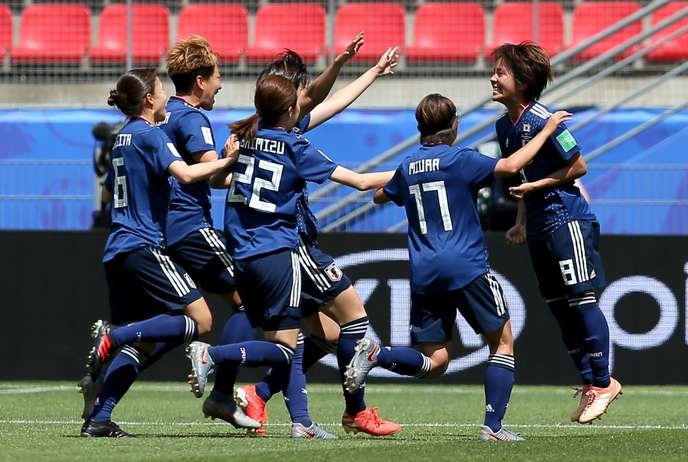 La Japonaise Mana Iwabuchi (à droite) célèbre son but avec ses coéquipières lors de la victoire face à l’Ecosse, vendredi 14 juin, à Rennes.