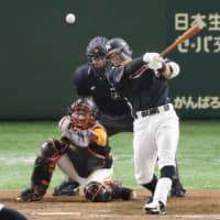The Marines' Shogo Nakamura hits a go-ahead single in the ninth inning against the Giants on Saturday afternoon at Tokyo Dome. Chiba Lotte beat Yomiuri 6-5.