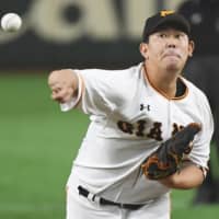 Giants hurler Shun Yamaguchi pitches against the Hawks in an interleague game on Saturday afternoon at Tokyo Dome. Yomiuri defeated Fukuoka SoftBank 7-2.