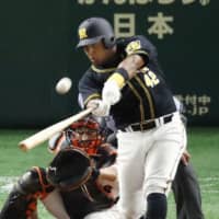 Tigers newcomer Yangervis Solarte smacks a two-run home run in the seventh inning against the Giants on Friday night at Tokyo Dome. Hanshin defeated Yomiuri 4-2.