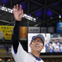 Dragons pitcher Daisuke Yamai greets fans after his third win of the season on Monday at Nagoya Dome.