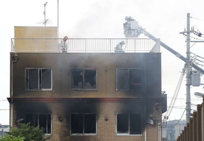 Des sauveteurs et des pompiers sur le toit de l’immeuble incendié de Kyoto Animation