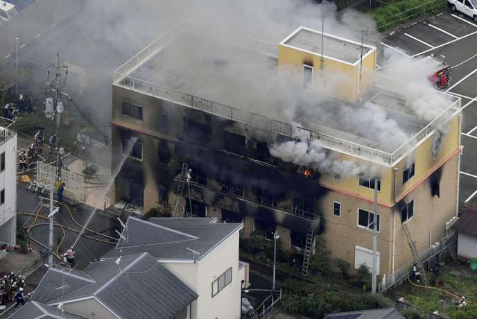 Des pompiers tentent d’éteindre l’incendie de l’immeuble du studio Kyoto Animation, à Kyoto (Japon), le 18 juillet 2019.