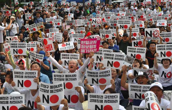 Des milliers de Sud-Coréens ont manifesté dans les rues de Séoul pour dénoncer l’attitude du Japon et appelé à boycotter les produits nippons, samedi 3 août.