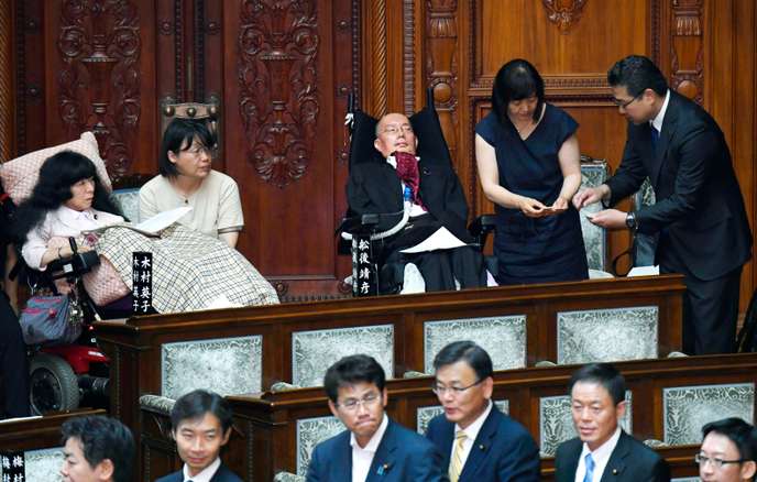 Les sénateurs Eiko Kimura (à gauche) et Yasuhiko Funago lors de leur arrivée au Parlement japonais, le 1er août.