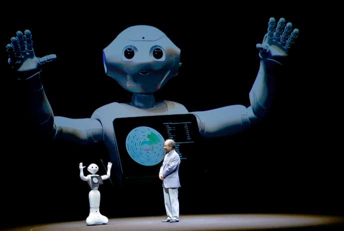 Masayoshi Son, PDG de SoftBank, avec le robot « Pepper », à Maihama (Japon), en juin 2015.