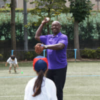 Former Kintetsu Buffaloes star Ralph Bryant participates in a clinic for children at Tokyo City University Elementary School on Thursday.