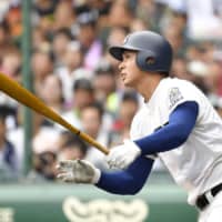 Riseisha's Kota Inoue watches his three-run home run in the third inning against Seiryo in the National High School Championship final at Koshien Stadium on Thursday.