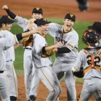 The Giants celebrate their Central League pennant-clinching victory over the BayStars on Saturday night at Yokohama Stadium.