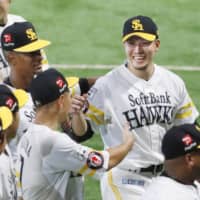 Hawks starter Kodai Senga (right) celebrates with teammates after tossing a no-hitter on Friday night against the Marines at Yafuoku Dome. Fukuoka SoftBank defeated Chiba Lotte 2-0.