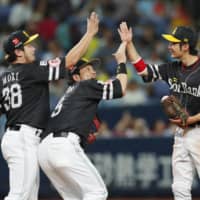 Hawks players celebrate their win over the Buffaloes on Sunday at Kyocera Dome.