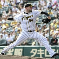 Hanshin starter Randy Messenger, who will retire after this season, pitches against the Chunichi Dragons on Sunday at Koshien Stadium.