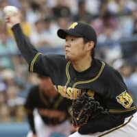 Tiger starter Yuki Nishi delivers a pitch in Saturday's game against the BayStars at Yokohama Stadium. Hanshin beat Yokohama 7-0.