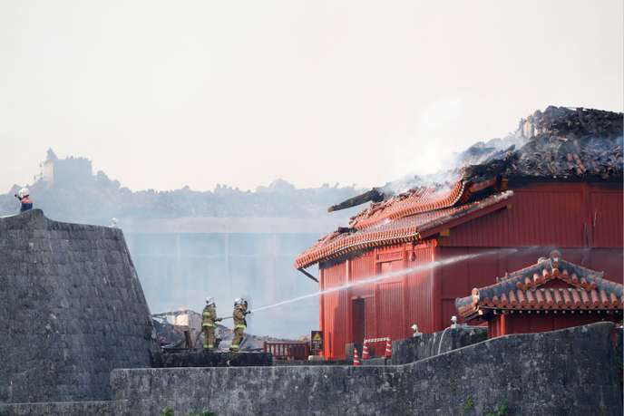 Les pompiers tentent d’éteindre un incendie dans le château de Shuri à Naha, à Okinawa, dans le sud du Japon, le 31 octobre.