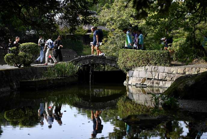 Le sélectionneur français Jacques Brunel se promène dans le parc Suizenji de Kumamoto, le 26 septembre.