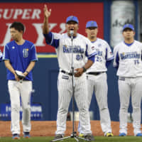 BayStars manager Alex Ramirez greets supporters at the end of the regular season on Sept. 28 in Yokohama.