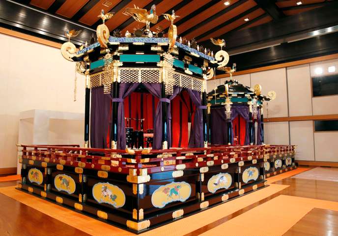 Les trônes takamikura et michodai, destinés au souverain Naruhito et à son épouse, l’impératrice Masako, le 19 octobre au palais impérial de Tokyo.