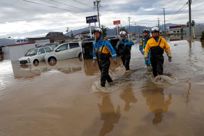 Des sauveteurs fouillent une zone inondée par la rivière Chikuma, à la suite du typhon Hagibis, au Japon, le 14 octobre.