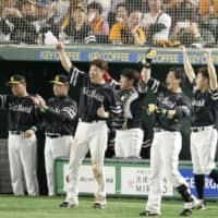 The two-time defending champion Fukuoka SoftBank Hawks have won nine straight playoff games, including Game 3 of the Japan Series on Tuesday night at Tokyo Dome. The Hawks defeated the Yomiuri Giants 6-2.