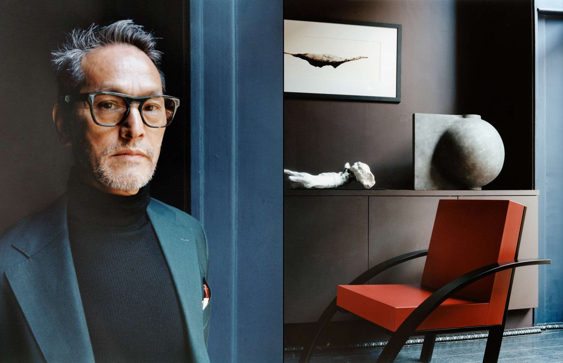 A droite : fauteuil Parigi, en aluminium extrudé peint avec de la poudre époxy, structure en métal, design Aldo Rossi, Mloteni chez Unifor. Vase Offset en béton fibré, 101 Copenhagen.