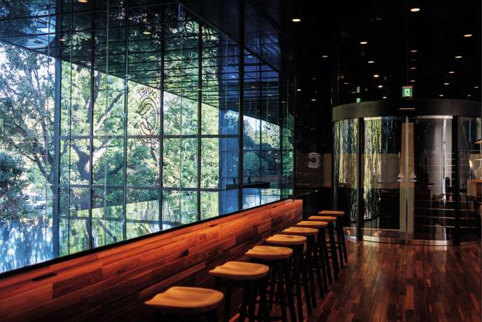 Les tabourets hauts du Connel Coffee Space.