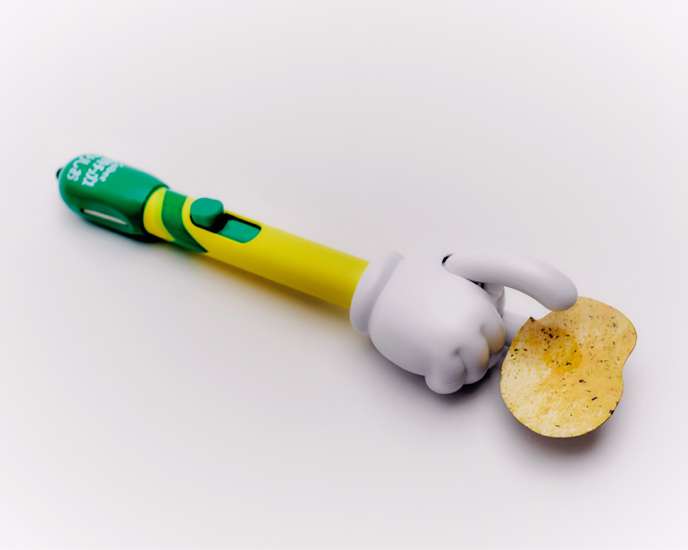 Attraper des chips sans se salir les mains et en même temps utiliser le stylet à l’autre bout pour surfer sur le Net.