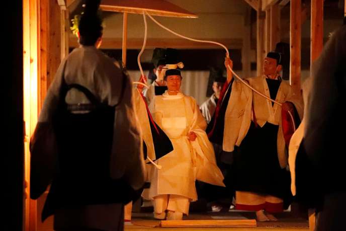 L’empereur du Japon, Naruhito, lors de son Daijosai, la cérémonie religieuse suivant son intronisation, le 14 novembre, au palais impérial, à Tokyo.