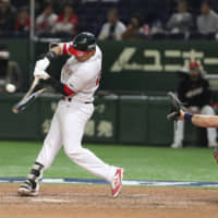 Mexico's Efren Navarro hits a broken-bat single to drive in the winning run against the United States in the Premier12 bronze-medal game on Sunday at Tokyo Dome.