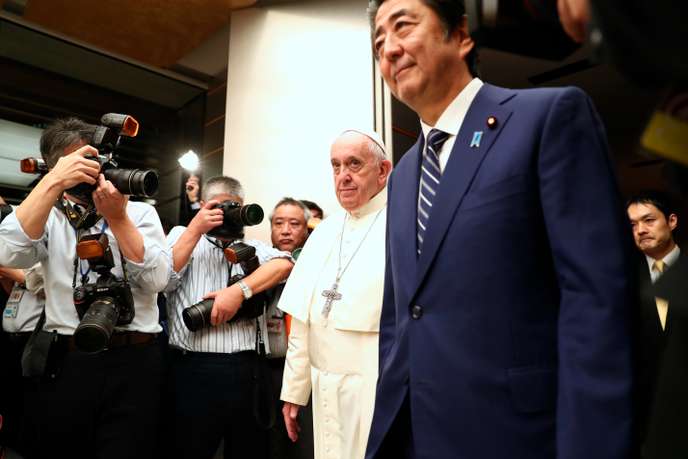 Le premier ministre japonais, Shinzo Abe, et le pape François, à Tokyo, le 25 novembre.