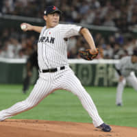 Giants pitcher Shun Yamaguchi, seen in action for Samurai Japan during the Premier12 final on Sunday at Tokyo Dome, will attempt to move to MLB via the posting system this offseason.