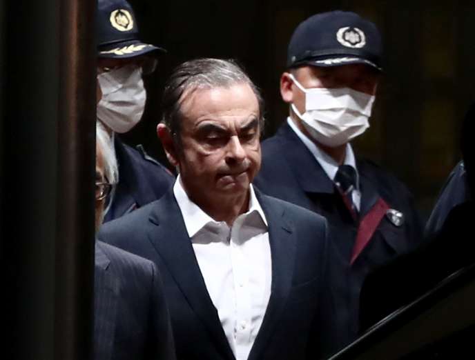 Carlos Ghosn, l’ex-PDG de l’Alliance Renault-Nissan-Mitsubishi, est escorté alors qu’il sort de prison à Tokyo après sa libération sous caution, le 25 avril 2019.