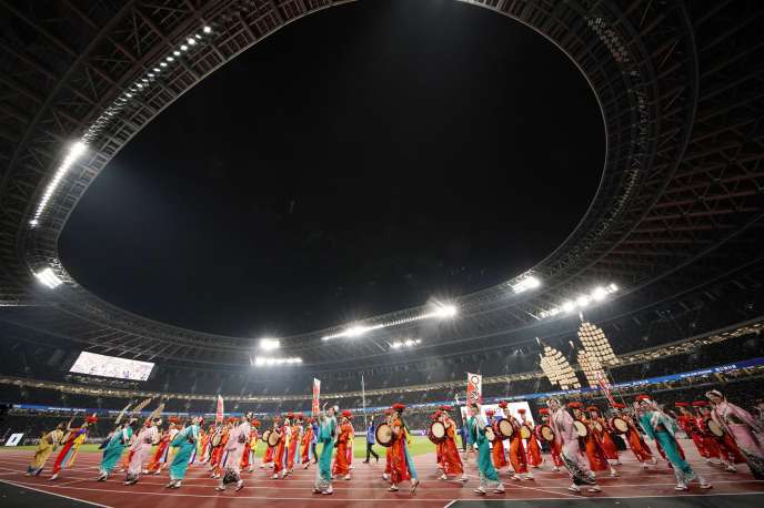 Des danceurs célèbrent l’ouverture du nouveau stade olympique national de Tokyo, le 21 décembre.