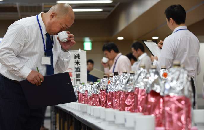 Lors d’un concours de saké, à Tokyo, en mai 2016.