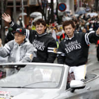 Hawks players Seiichi Uchikawa (rear, left) and Nobuhiro Matsuda (right) could each reach career milestones during the upcoming 2020 season.