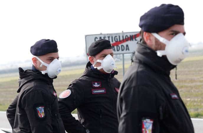 Des carabiniers montent la garde à l’extérieur de la ville de Castiglione d’Adda, fermée par le gouvernement italien en raison d’une épidémie de coronavirus en Italie.