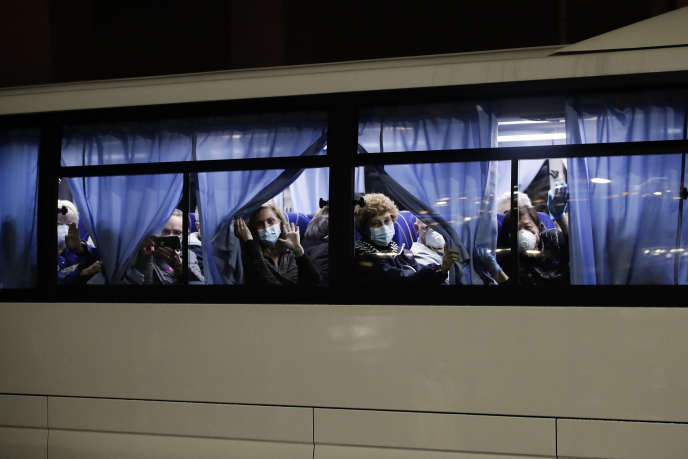 Un bus évacue des passagers du ferry « Diamond-Princess » après deux semaines de quarantaine, lundi 17 février.