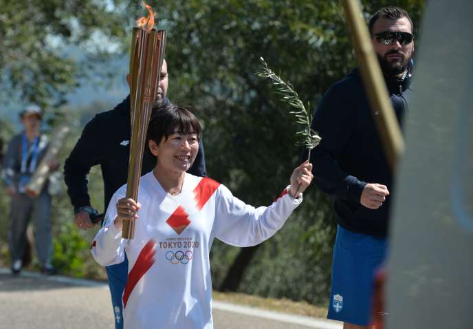 Mizuki Noguchi, championne olympique japonaise du marathon lors des JO d’Athènes en 2004, porte la flamme olympique sur le site des premiers JO de l’Antiquité à Olympie, le 12 mars.