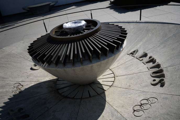 Le chaudron abritant la flamme olympique est éteint et protégé par une feuille de plastique suite à la fermeture du Musée Olympique pour cause d’épidémie, à Lausanne en Suisse, le 17 mars.