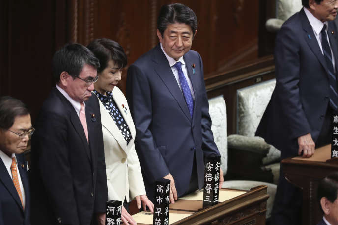 Le premier ministre japonais Shinzo Abe (au centre), lors d’une séance plénière de la chambre basse, à Tokyo, le 12 mars 2020.