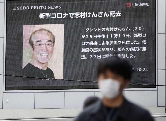 Un panneau annonçant la mort de Ken Shimura, le 30 mars à Osaka. L’humoriste est décédé des suites du Covid-19.