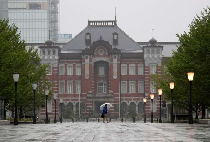 Davant la gare de Tokyo vide, le 27 avril.