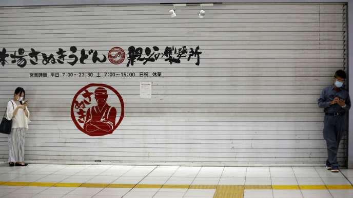Devant un restaurant fermé, à Tokyo, le 12 mai.