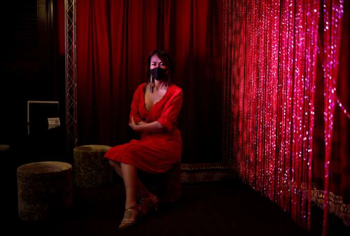 A Kabukicho (Tokyo), une performeuse burlesque dans un bar de nuit désormais fermé, le 25 avril.